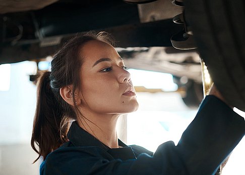 Frau repariert Auto